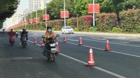 两轮车混道行驶事故多发 交警部门开展整治行动