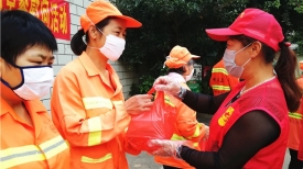 送上爱心早餐 情暖环卫工人