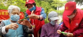关怀老人 关心学生