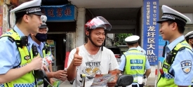警企联动做好交通安全宣传