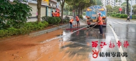 环卫工人冲洗路面