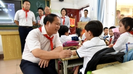 市四家班子领导走访慰问少年儿童并送上问候祝福