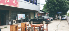 创城曝光台丨车辆随意乱停放 门前垃圾未清理