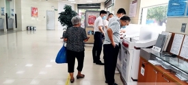 创城曝光台丨提示标识设置增加，“一米线”内扎堆依旧