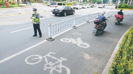 创城在行动丨劝导两轮车“入正道”