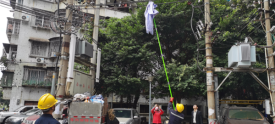 清理架空管线吊挂废弃物