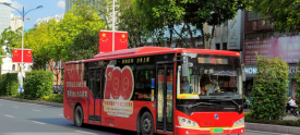 红色主题公交上路