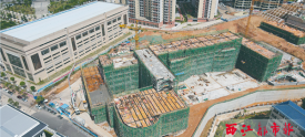 推进十七中建设