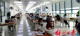 不少市民利用暑假到图书馆阅读、学习