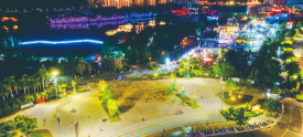 灯光照亮夜间公园