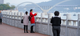 西堤护栏逐步完善