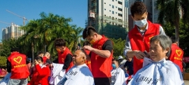 免费为群众理发
