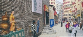 市民老街留倩影
