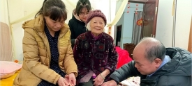 以爱为伞共渡困境