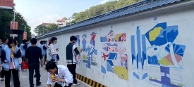 百米围墙变身“画布”