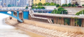 西江水位不足13米 城市管理部门及时清淤