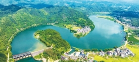 一湾碧水沁心田