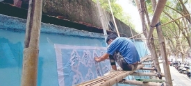 绘制文明标语 营造创建氛围