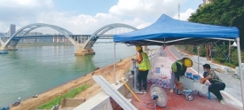 西堤公园修建护栏