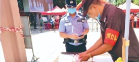 保安巡逻途中拾获钱包上交