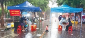 风雨中的核酸采样现场