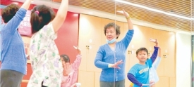 市民参加“非遗集市”学粤剧
