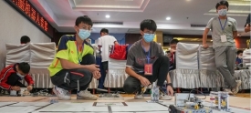 梧州市中小学电脑机器人竞赛举行