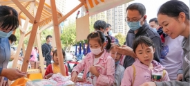 中小学生义卖献爱心