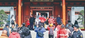 我们的节日·春节丨市民出游自觉遵守秩序维护环境卫生