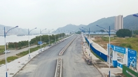 文明城市创建丨万达广场东侧防洪堤道路建设收尾