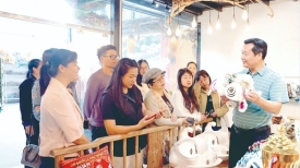 广西《三月三》杂志社作家团到梧州市开展铸牢中华民族共同体意识采风活动