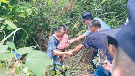 身边好人丨警民齐心“地毯式”搜寻找回走失小孩