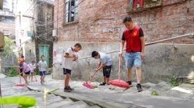 文明城市创建丨亲子合作清扫街巷