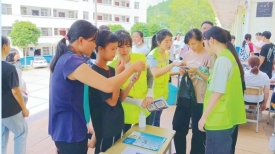 藤县多部门联合到各中小学校上“开学第一课”