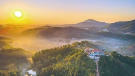 夕照云边霞满山