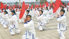 我们的节日·春节丨体育展演贺新春市民欢乐过大年