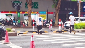 文明城市创建丨学校附近斑马线增设阻车栏杆