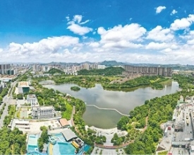 湖光水色接天
